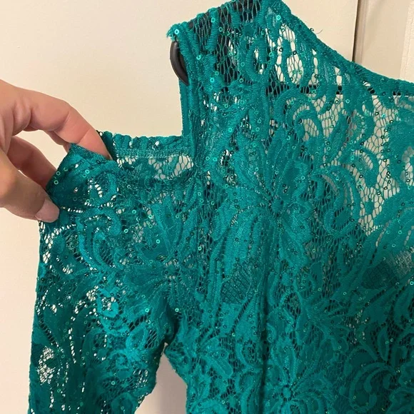 Blu Sage Green Formal Evening Gown size 16 and it’s stretches - Picture 4 of 4